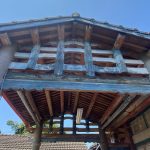 左右次間廂房門額上泥塑左「松茂」、右「竹苞」,洗石子收邊