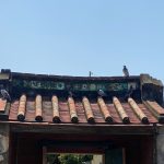 院門硬山馬背,筒板瓦作屋頂