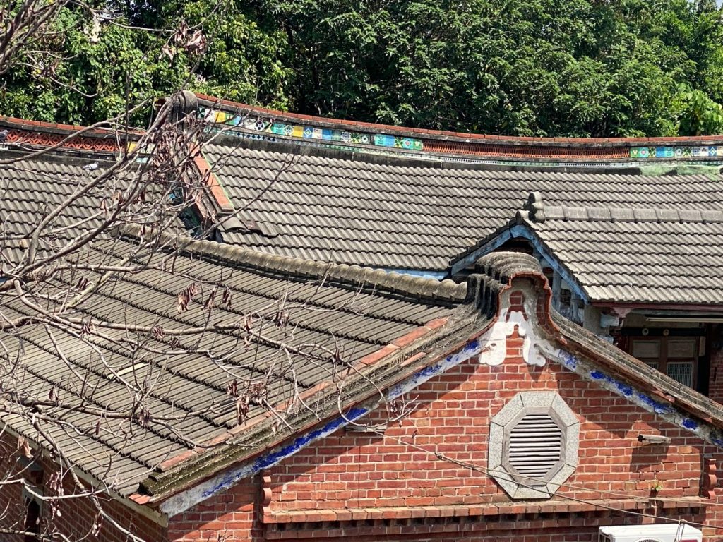 左右護龍水型曲馬背山牆，脊下規帶以白灰雲型泥塑收邊