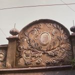 2005年外院院門山牆泥塑(現已損毀)翻攝舊相片