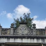 正面山牆則以巴洛克泥塑卷草,勳章飾中塑「楊」,左右女兒牆柱頭則以毛莨葉飾與圓球