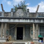 正面山牆則以巴洛克泥塑卷草,勳章飾中塑「楊」,左右女兒牆柱頭則以毛莨葉飾與圓球