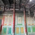 廳內左右壁堵上彩繪書法均為名家之作