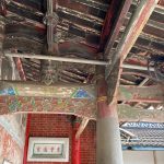 正身簷廊棟架步口通樑,員光、瓜筒、雀替、斗栱雕工拙樸
