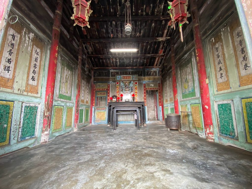 廳內左右壁堵上彩繪書法均為名家之作
