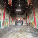 廳內左右壁堵上彩繪書法均為名家之作