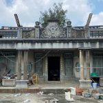 正面山牆則以巴洛克泥塑卷草,勳章飾中塑「楊」,左右女兒牆柱頭則以毛莨葉飾與圓球,欄杆則以竹節欄飾