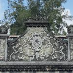 正面山牆則以巴洛克泥塑卷草,勳章飾中塑「楊」,左右女兒牆柱頭則以毛莨葉飾與圓球,欄杆則以竹節欄飾