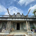 正面山牆則以巴洛克泥塑卷草,勳章飾中塑「楊」,左右女兒牆柱頭則以毛莨葉飾與圓球,欄杆則以竹節欄飾
