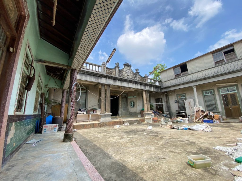 右護龍應是戰後民國50年間(1961年)增建，屋身門樘、窗框、簷柱、簷牆均以馬賽克貼飾，