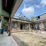 右護龍應是戰後民國50年間(1961年)增建,屋身門樘、窗框、簷柱、簷牆均以馬賽克貼飾,