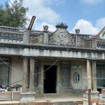 正面山牆則以巴洛克泥塑卷草,勳章飾中塑「楊」,左右女兒牆柱頭則以毛莨葉飾與圓球,欄杆則以竹節欄飾