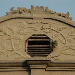 洋樓右側山牆中開八角通風窗飾(2005年)