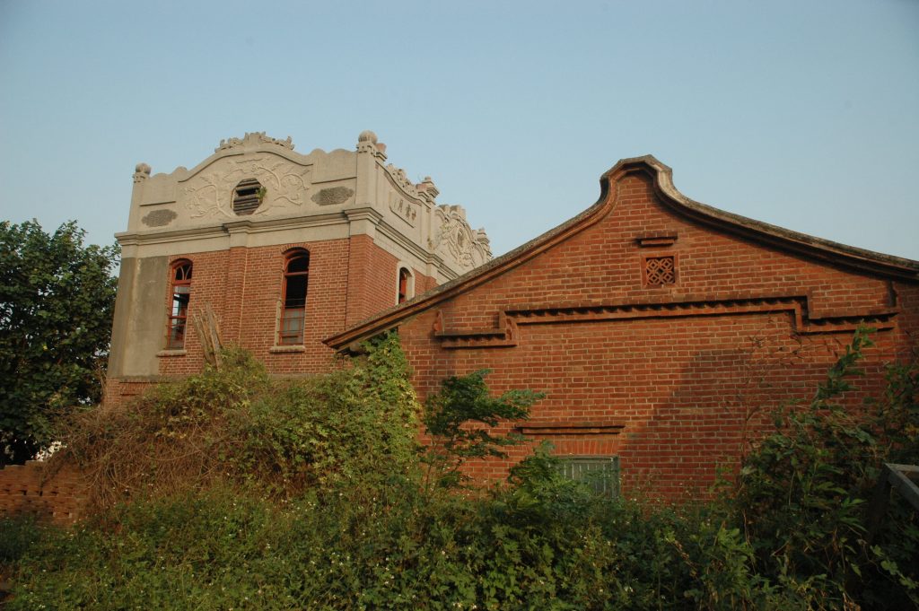公廳方形土馬背山牆(2005)