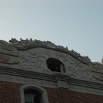 洋樓左側山牆中開八角通風窗飾(2005年)