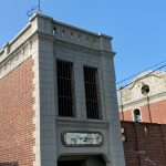 正面入口左側牆體轉角做仿「隅石」長短交互疊砌(2026)