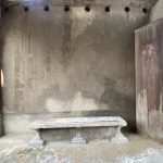 門樓入口處左右設置長條石椅非常舒適(2026)