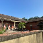 「陳家古厝」形制為正身五開間,左右護龍三開間,俗稱五包三,設院牆院門形成獨立三合院空間