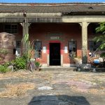 「陳家古厝」形制為正身五開間,左右護龍三開間,俗稱五包三,設院牆院門形成獨立三合院空間