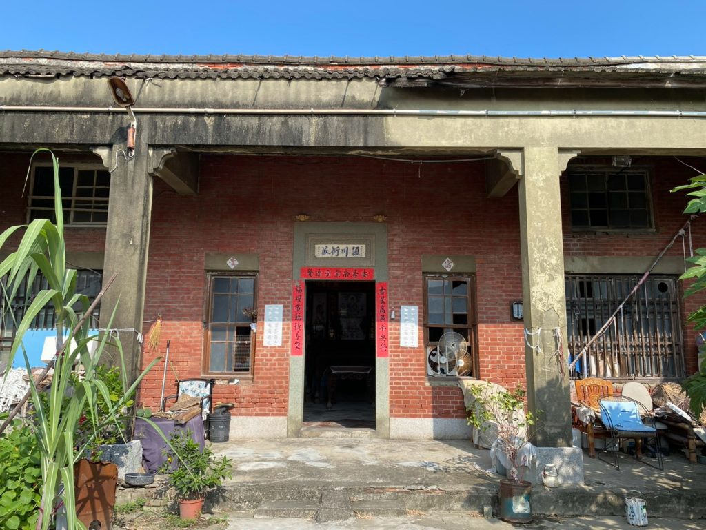 陳家已有住商合一的概念。簷廊採方形柱左右仿托木裝飾，泥作粉光工藝技術非常高超