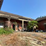 「陳家古厝」形制為正身五開間,左右護龍三開間,俗稱五包三,設院牆院門形成獨立三合院空間