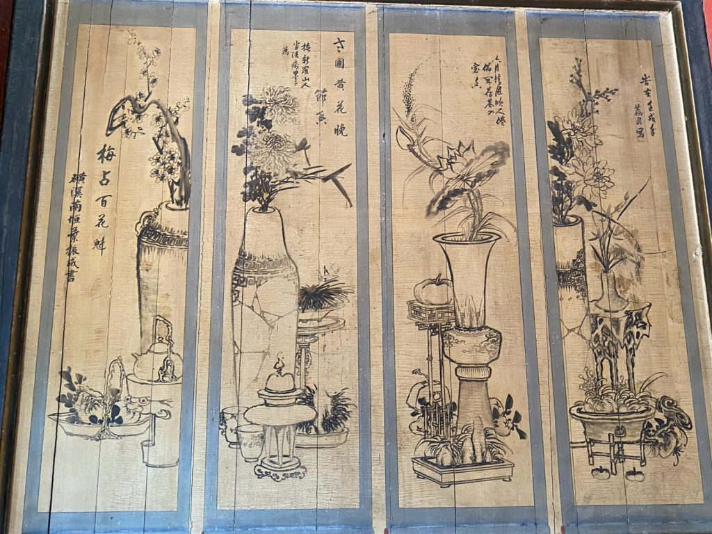 彩繪匠師落款署名「磺溪漁人」及「葉振成」，書法為「羅君藍」所書，全為名家之作。