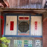次間均作上方「半樓仔」開弧拱木窗,上下牆面均為木樘板作,下層則開八角木窗