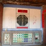 次間均作上方「半樓仔」開弧拱木窗,上下牆面均為木樘板作,下層則開八角木窗