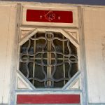 窗櫺為幾何圖案線條流暢、洗鍊,呈現十字四面對稱,帶有「四通八達」的寓意