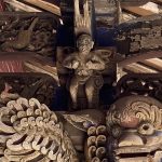 腰背向上扛住上方梁木，奮力雙手握拳狀，「憨番」通常被刻塑成深目光頭或袒胸露背的外籍人士