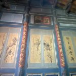 典雅和諧的色彩與木作工藝,柱聯為:「守片不易願兒孫悉戒奢華」「孫謀預定永隨儕???代詩書更將「耕讀傳家」、「告誡子孫創業維艱、守成不易」的傳統儒家思想直接融入建築之中