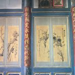 書畫合璧,古樸典雅充滿歲月質感,壁板經過歲月的洗禮,呈現沉穩的暗色調,與上面的行書墨跡、泥金或朱紅楹聯相互輝映,散發出端莊、博雅內斂的風格