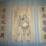 書畫合璧,古樸典雅充滿歲月質感,壁板經過歲月的洗禮,呈現沉穩的暗色調,與上面的行書墨跡、泥金或朱紅楹聯相互輝映,散發出端莊、博雅內斂的風格