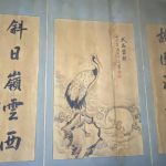書畫合璧,古樸典雅充滿歲月質感,壁板經過歲月的洗禮,呈現沉穩的暗色調,與上面的行書墨跡、泥金或朱紅楹聯相互輝映,散發出端莊、博雅內斂的風格