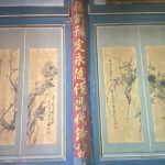 書畫合璧,古樸典雅充滿歲月質感,壁板經過歲月的洗禮,呈現沉穩的暗色調,與上面的行書墨跡、泥金或朱紅楹聯相互輝映,散發出端莊、博雅內斂的風格