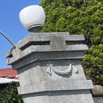 左右柱頭下朝外各塑有對稱的「水引結」泥塑,象徵廣結善緣的門風與和睦平安的祝福裝飾語彙