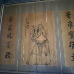書畫合璧,古樸典雅充滿歲月質感,壁板經過歲月的洗禮,呈現沉穩的暗色調,與上面的行書墨跡、泥金或朱紅楹聯相互輝映,散發出端莊、博雅內斂的風格