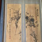書畫合璧,古樸典雅充滿歲月質感,壁板經過歲月的洗禮,呈現沉穩的暗色調,與上面的行書墨跡、泥金或朱紅楹聯相互輝映,散發出端莊、博雅內斂的風格