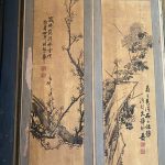 書畫合璧,古樸典雅充滿歲月質感,壁板經過歲月的洗禮,呈現沉穩的暗色調,與上面的行書墨跡、泥金或朱紅楹聯相互輝映,散發出博雅內斂的風格