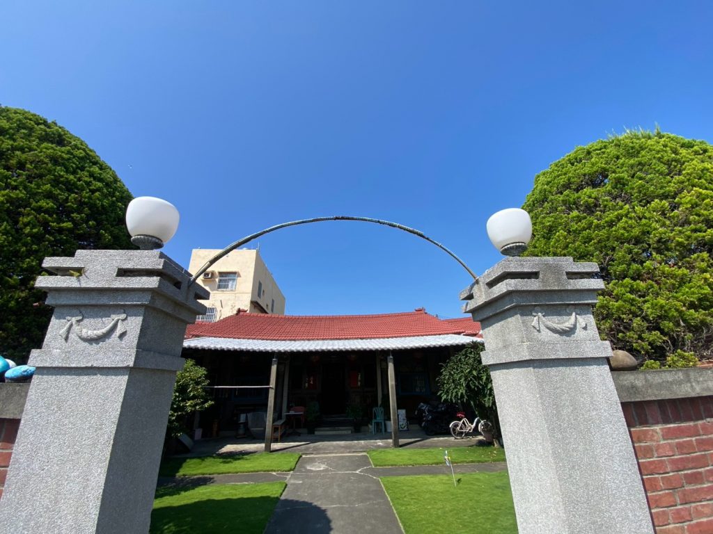 建平村「陳宅」位向作東北朝西南，為一進五開間，左右護龍三開間，設置院門，傳統三合院格局