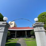 建平村「陳宅」位向作東北朝西南,為一進五開間,左右護龍三開間,設置院門,傳統三合院格局