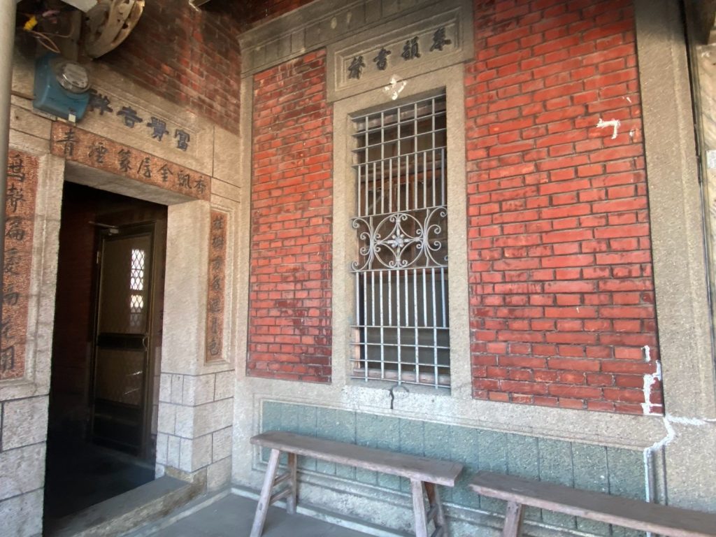 右梢間廊門裝飾