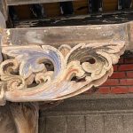 左右瓜筒木構精美，員光、束子，雀替(托木)花草淺雕，但透過深淺曲線營造出立體感，雕工精湛