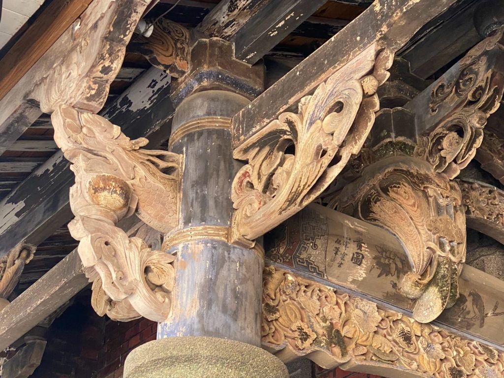 左右瓜筒木構精美，員光、束子，雀替(托木)花草淺雕，但透過深淺曲線營造出立體感，雕工精湛