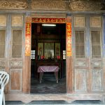 正廳明間為三關六開門，居中左右門板書有「轄頻投井」、「檄可愈風