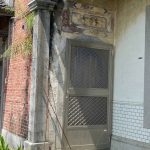 右梢間廊門