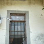 明次間對開長條窗