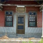 左右護龍各開中門，上書「福祿壽」與「富貴春」相對應，目前的狀態仍屬中規中矩