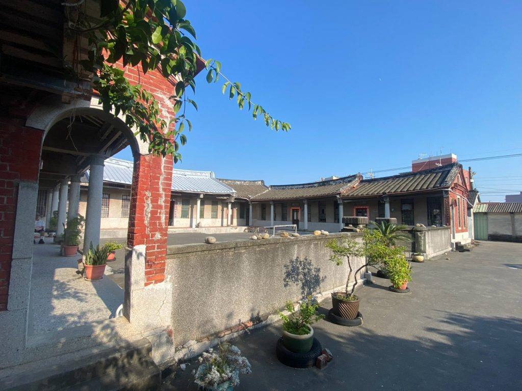 一進正身七開間，左右護龍五開間格局，左右對稱開磚砌圓拱廊門