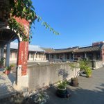 一進正身七開間，左右護龍五開間格局，左右對稱開磚砌圓拱廊門